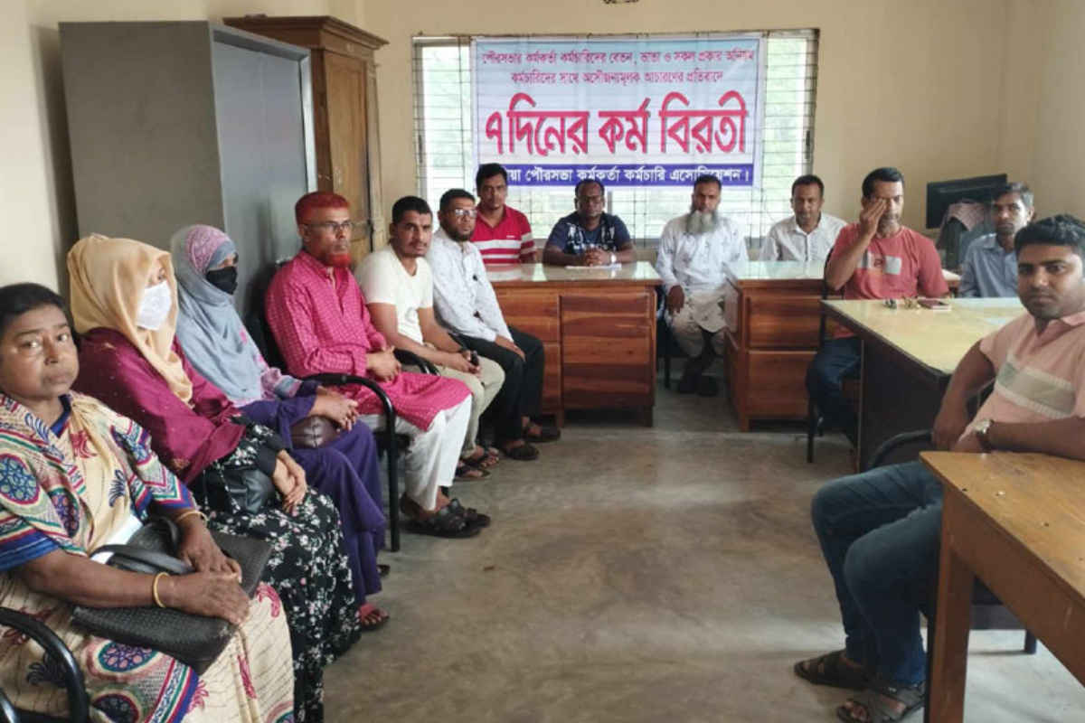 বেতন-ভাতার দাবিতে কর্মবিরতিতে কালিয়া পৌরসভার কর্মচারীরা