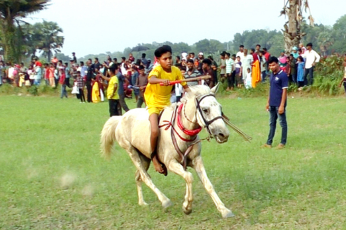 নড়াইলের ঐতিহ্যবাহী ঘোড়াদৌড় দেখতে মানুষের ঢল