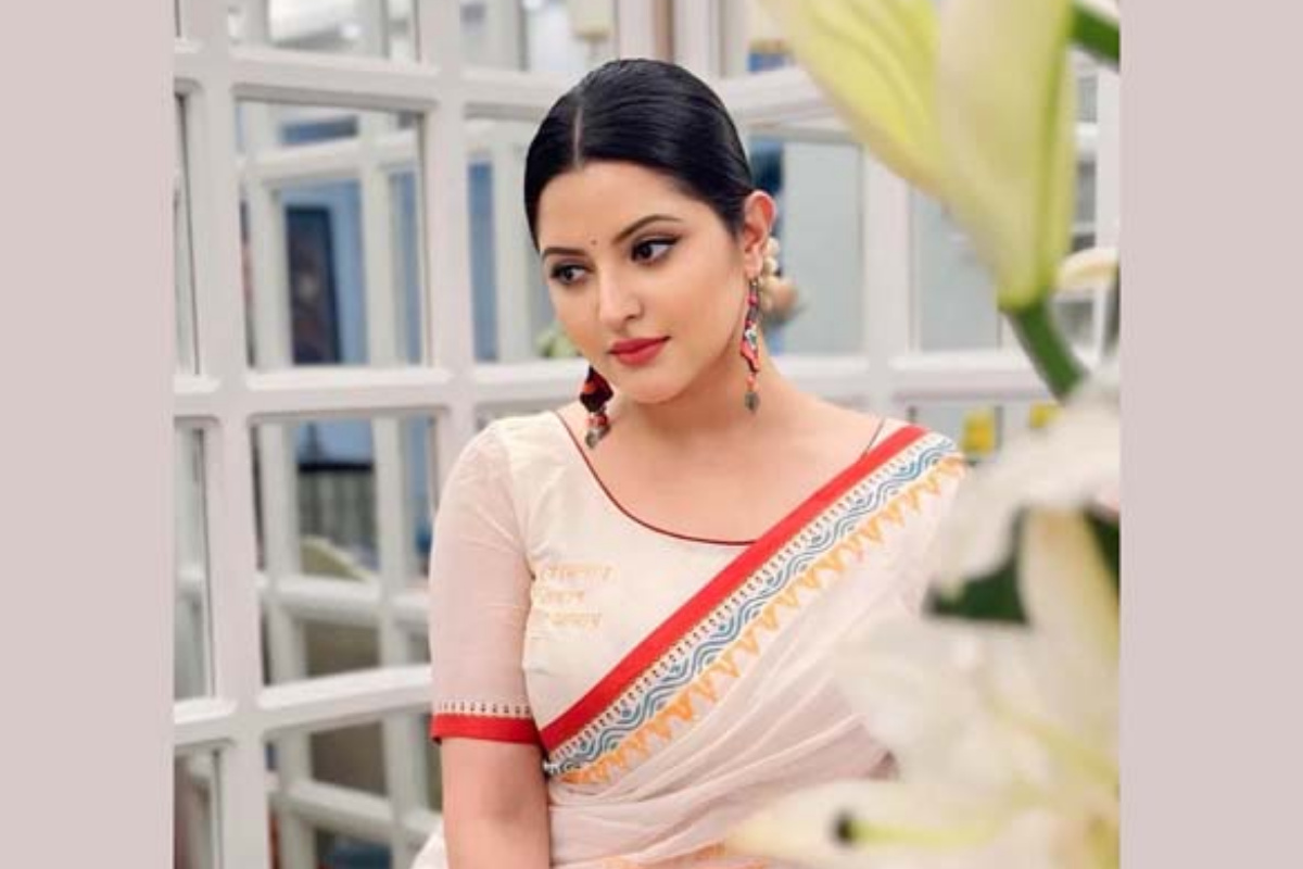 ‘এমন মুগ্ধ হয়ে নিজেকে চেয়ে দেখিনি কখনো’