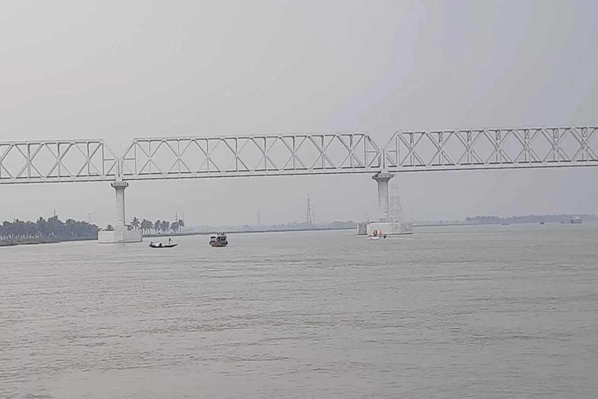 নিয়ন্ত্রণ হারিয়ে রেলসেতুর পিলারে ধাক্কা, রূপসায় সারবোঝাই কার্গোডুবি