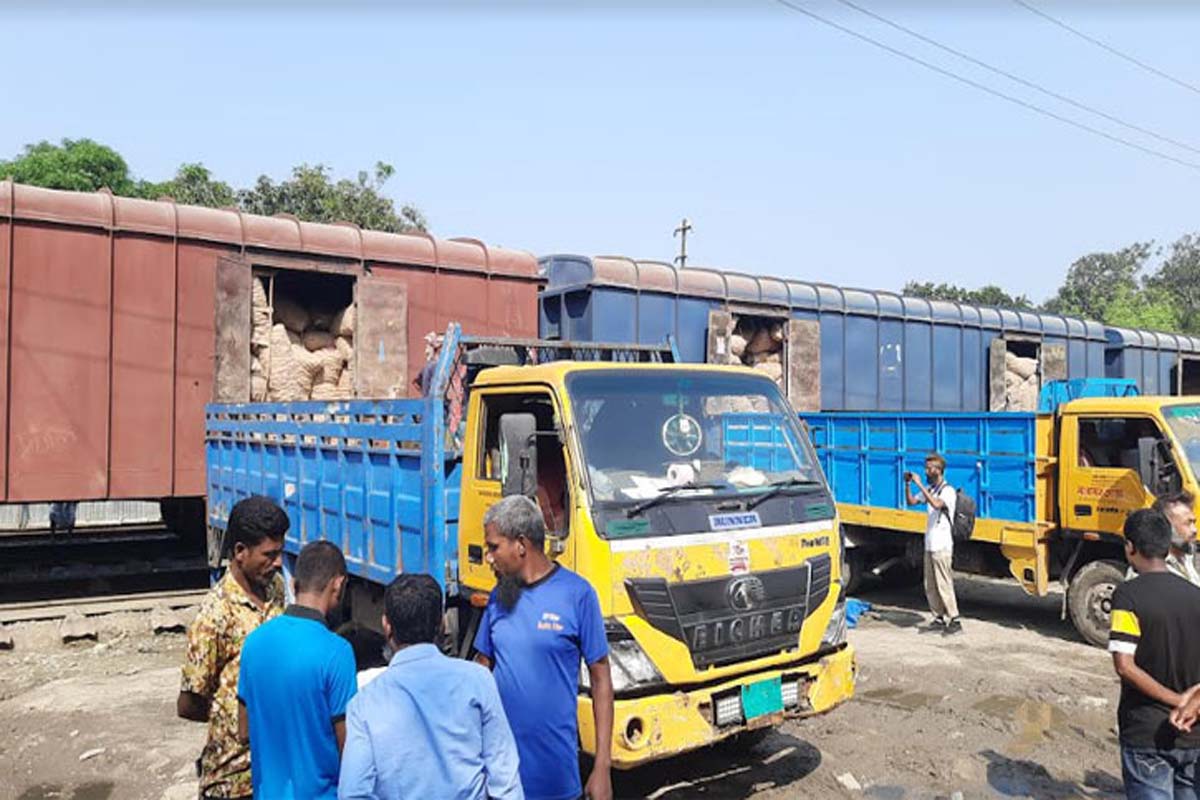 সিরাজগঞ্জে পৌঁছালো ভারত থেকে আসা ১৬৫০ মেট্রিক টন পেঁয়াজ
