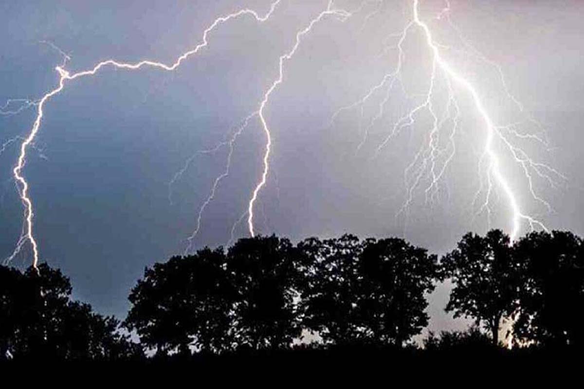 দেশের বিভিন্ন স্থানে বজ্রপাতে চারজনের মৃত্যু