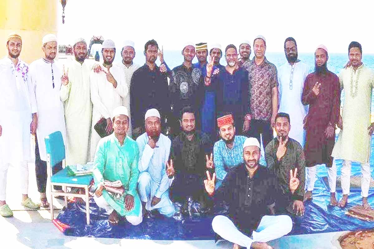 জিম্মি জাহাজে ঈদের নামাজ আদায় করলেন বাংলাদেশি নাবিকরা