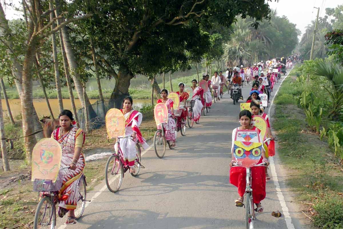 নড়াইলে সাইকেল র‌্যালি করে গ্রামে গ্রামে নববর্ষের শুভেচ্ছা