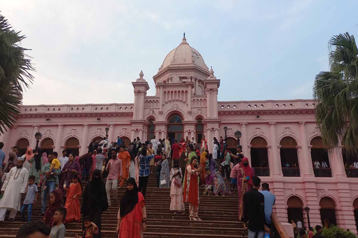 আহসান মঞ্জিলে দর্শনার্থীদের উপচেপড়া ভিড়