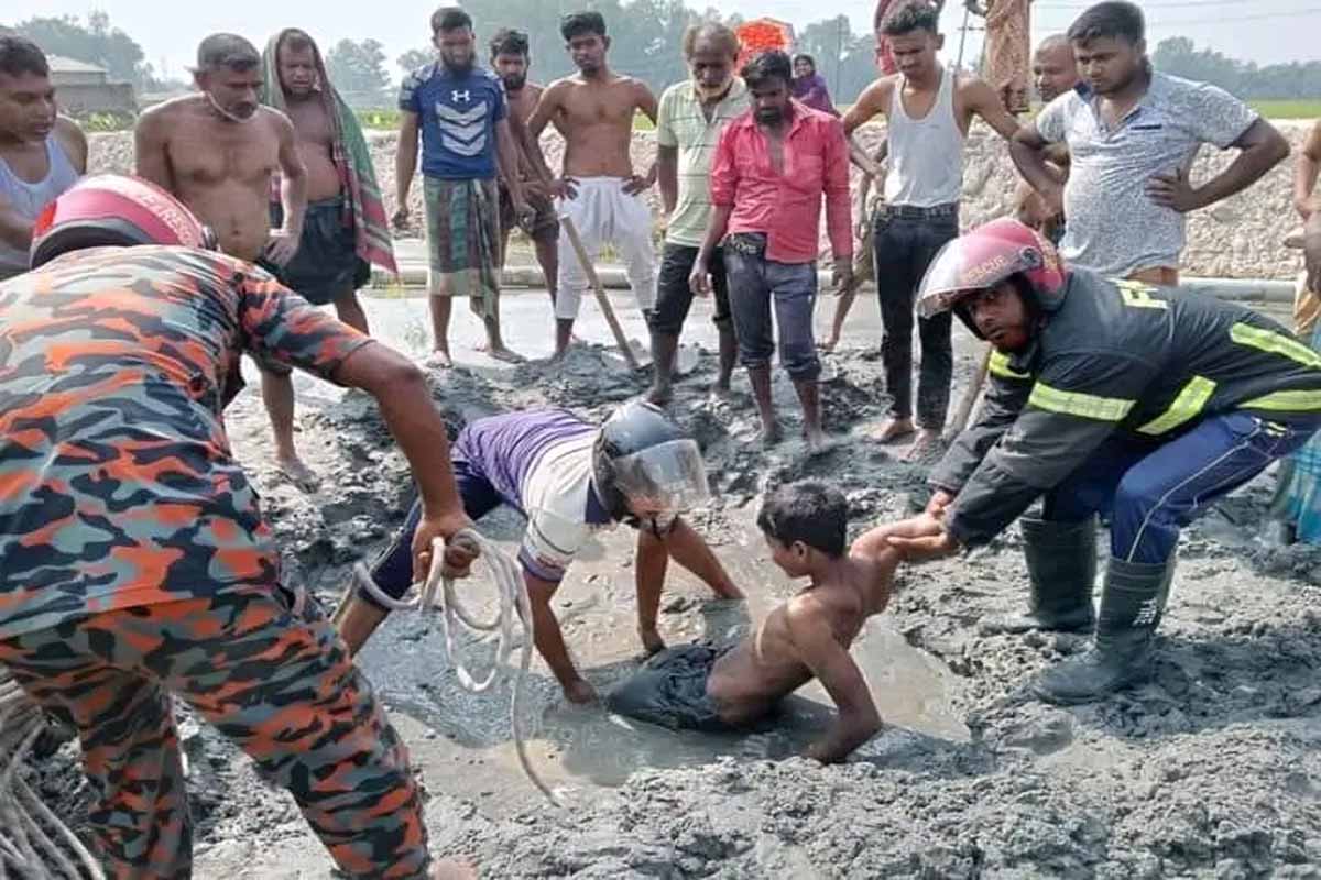 চোরাবালিতে ডুবে যাওয়া কিশোর এক ঘন্টাপর জীবিত উদ্ধার