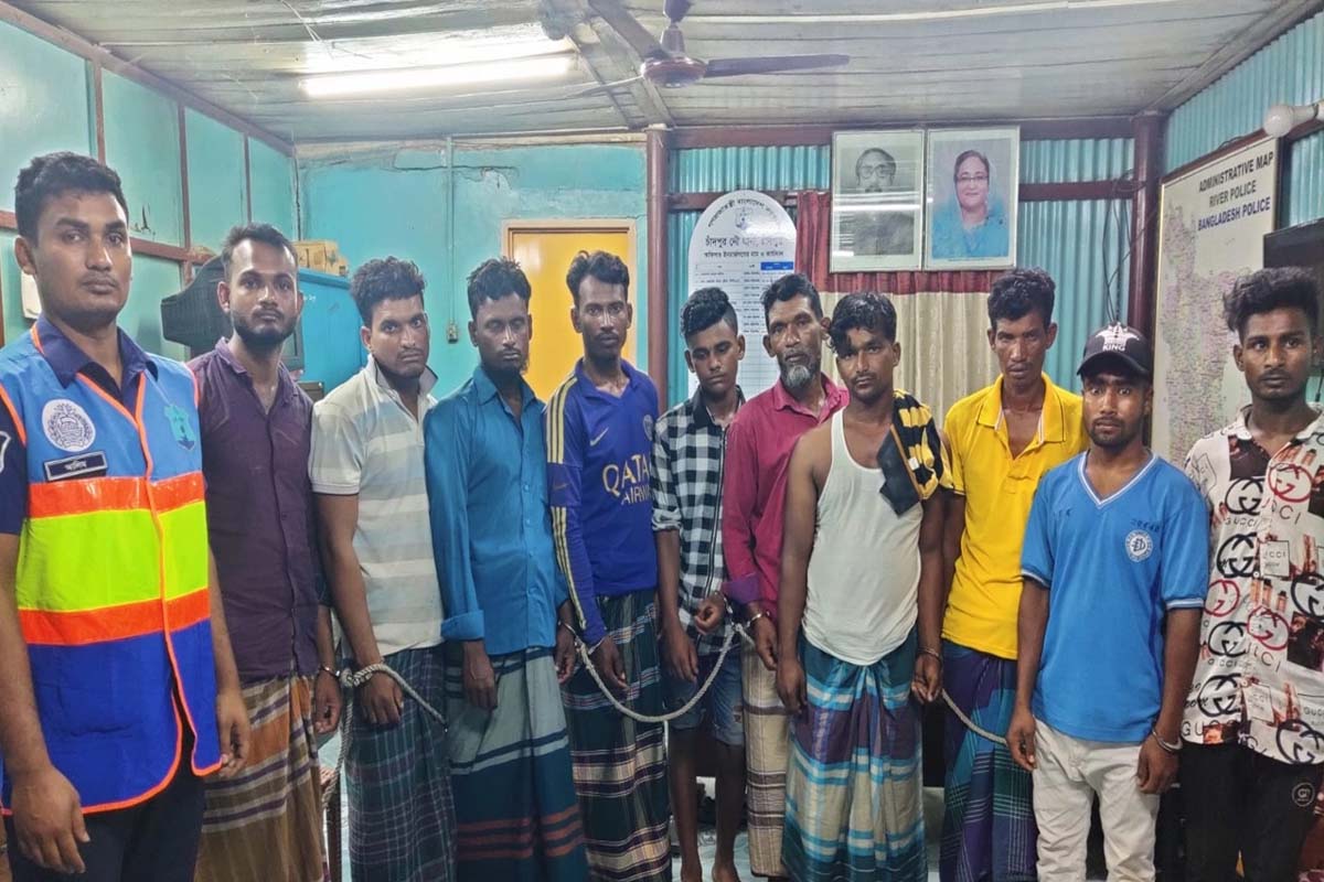 চাঁদপুরের নদী থেকে জাল ও নৌকাসহ ১৩ জেলে আটক