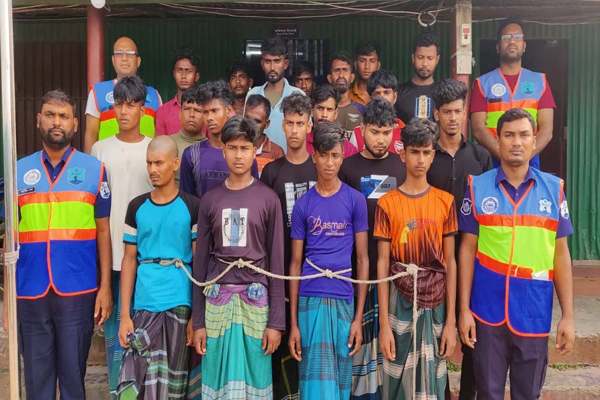 মেঘনায় জাটকা ধরায় ২০ জেলে আটক