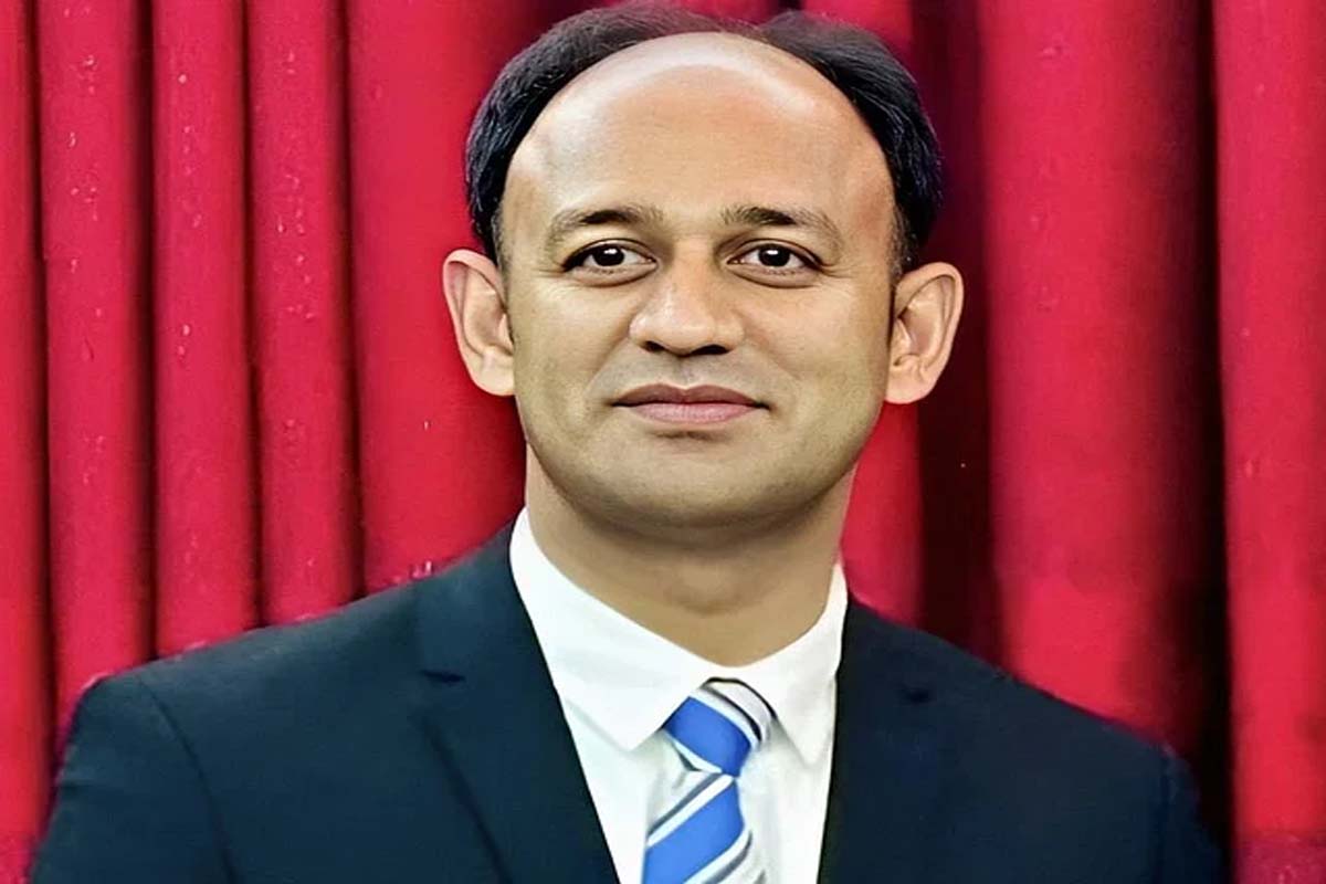 গরিব-দুস্থদের শাড়ি দুই বন্ধুর কাছে, সমালোচনার মুখে ব্যারিস্টার সুমন