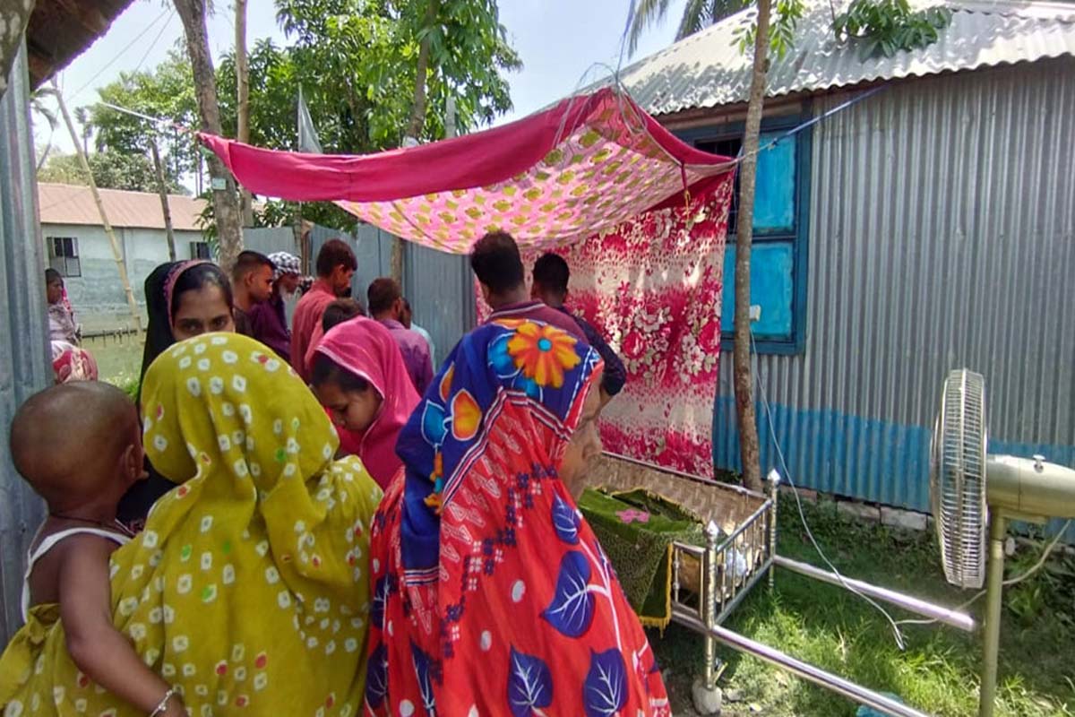 পাবনায় অটোরিকশা-অ্যাম্বুলেন্স মুখোমুখি সংঘর্ষ, নিহত ২