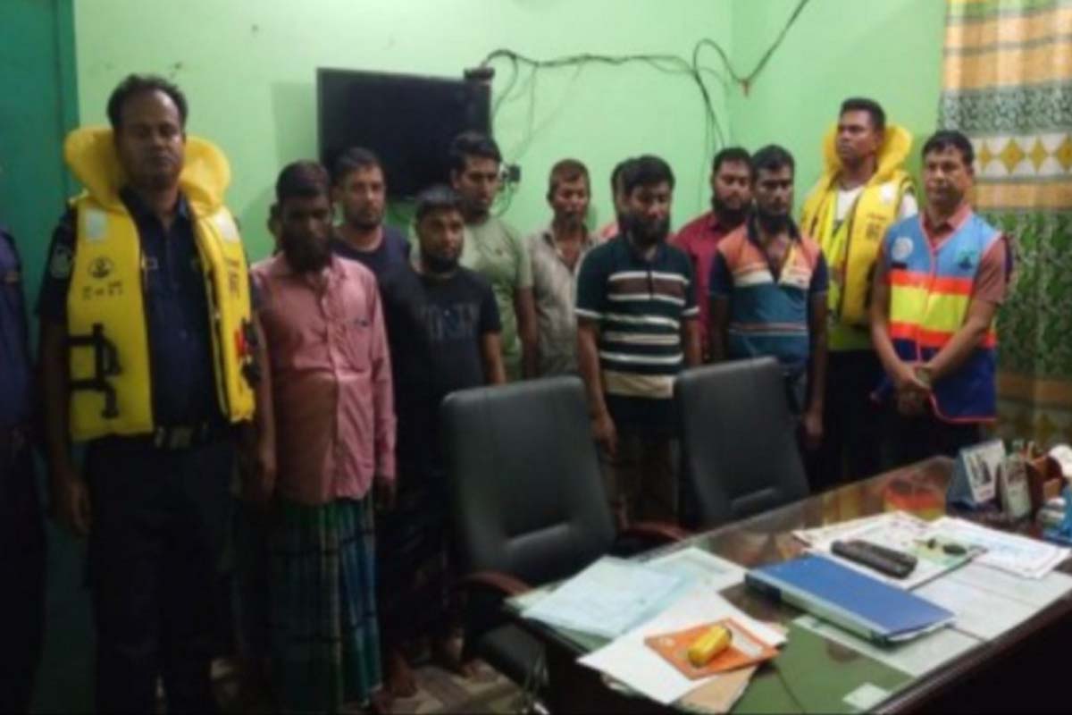 শিবচরে অবৈধভাবে বালু উত্তোলনের দায়ে ড্রেজার, বাল্কহেডসহ আটক ১১