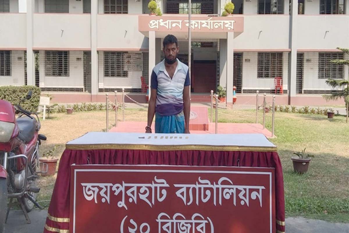 জয়পুরহাটে ১৬টি স্বর্ণের বারসহ চোরাকারবারী আটক