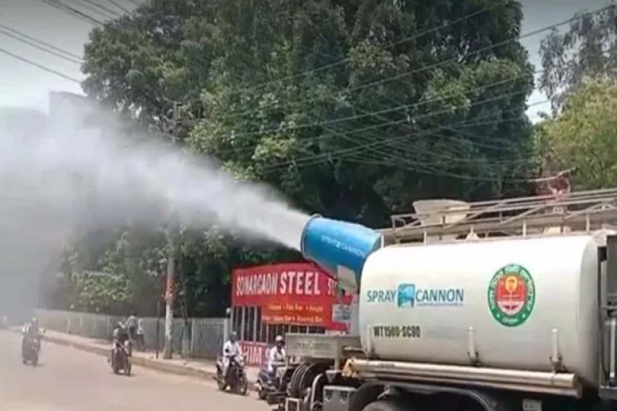 তাপ কমাতে ঢাকায় দৈনিক ৪ লাখ লিটার পানি ছেটাচ্ছে ডিএনসিসি