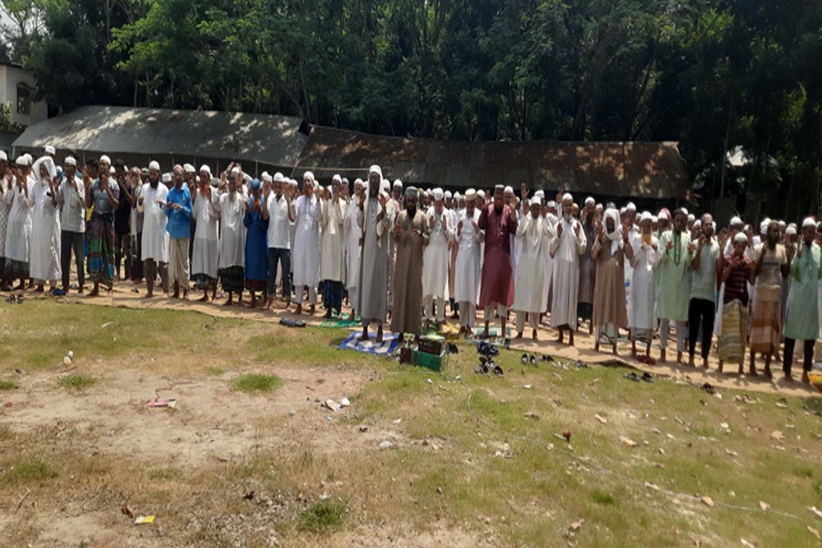 মাদারীপুরে বৃষ্টির জন্য নামাজ আদায়