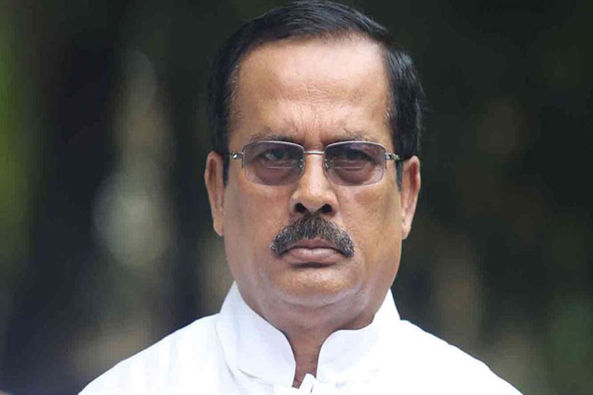 ওমরাহ পালনে সৌদির উদ্দেশে ঢাকা ছাড়লেন পাটমন্ত্রী