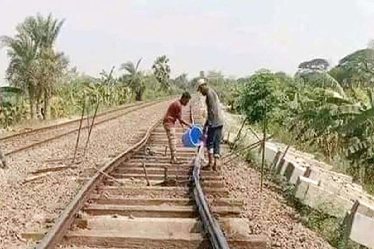 তাপপ্রবাহে বেঁকে গেছে লাইন, দেরিতে গেলো ট্রেন