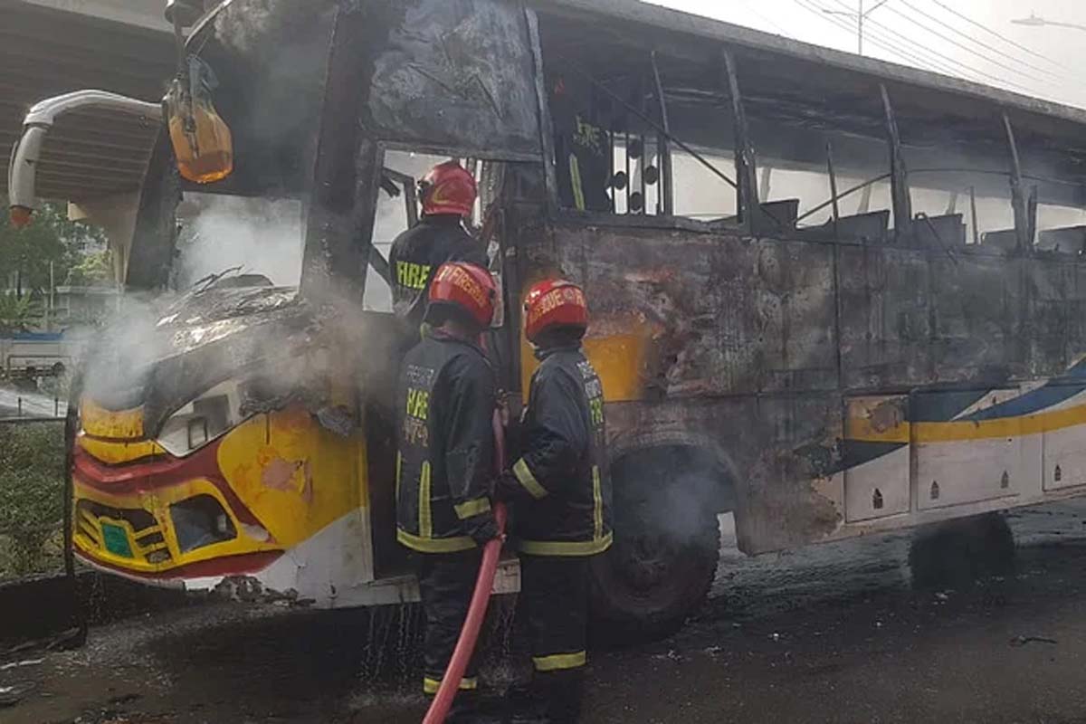 নিয়ন্ত্রণ হারিয়ে চলন্ত বাসের নিচে মোটরসাইকেল, এরপর দাউ দাউ আগুন