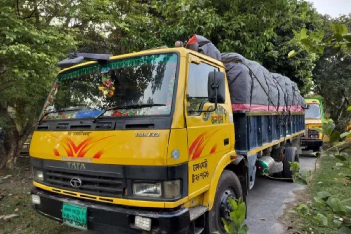 টাঙ্গাইলে অবৈধ ভারতীয় চিনি ভর্তি ট্রাকসহ আটক ৭