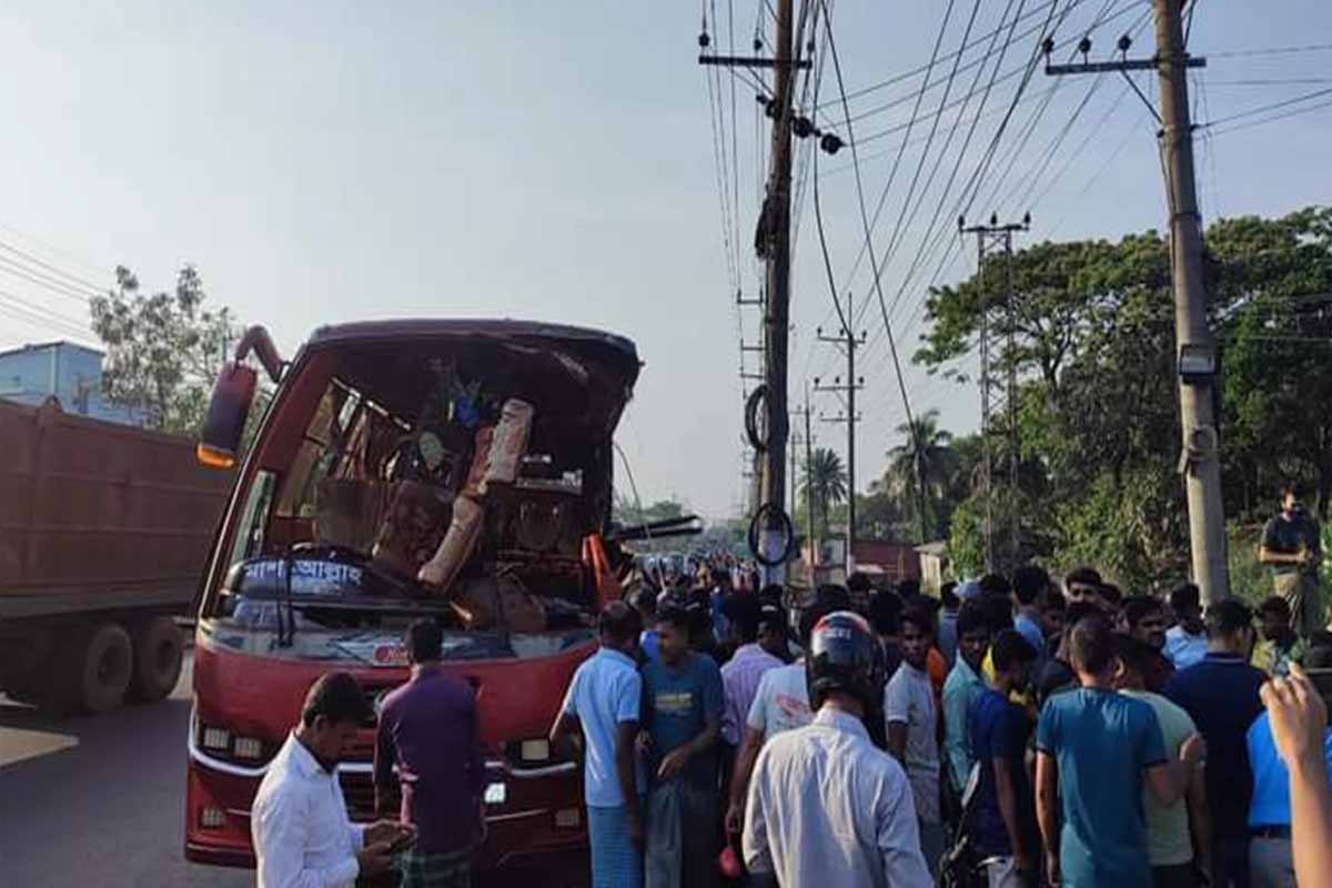 চলন্ত ট্রাকের পেছনে বাসের ধাক্কায় নিহত ২