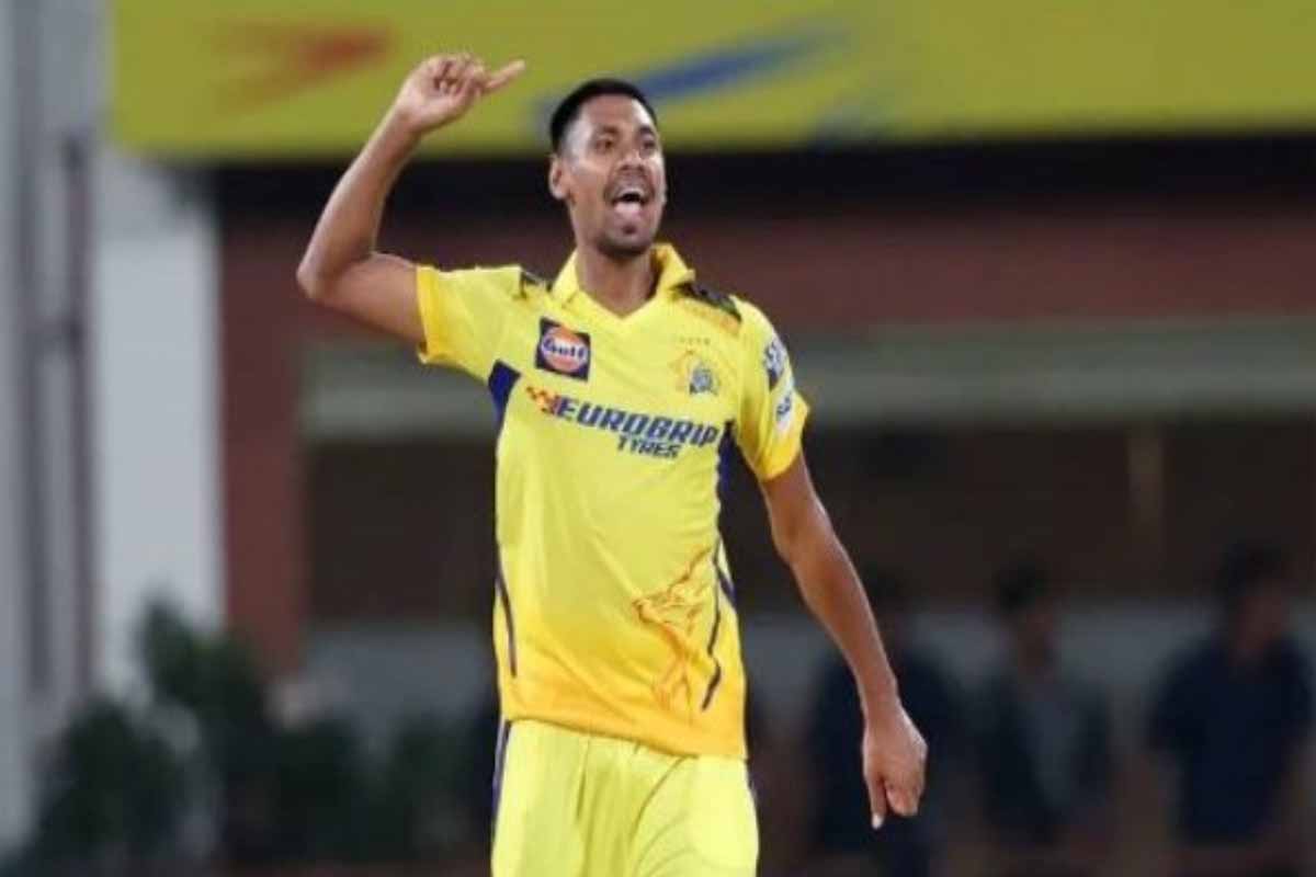 দর্শকদের চোখে স্টার্কের চেয়ে এগিয়ে মুস্তাফিজ