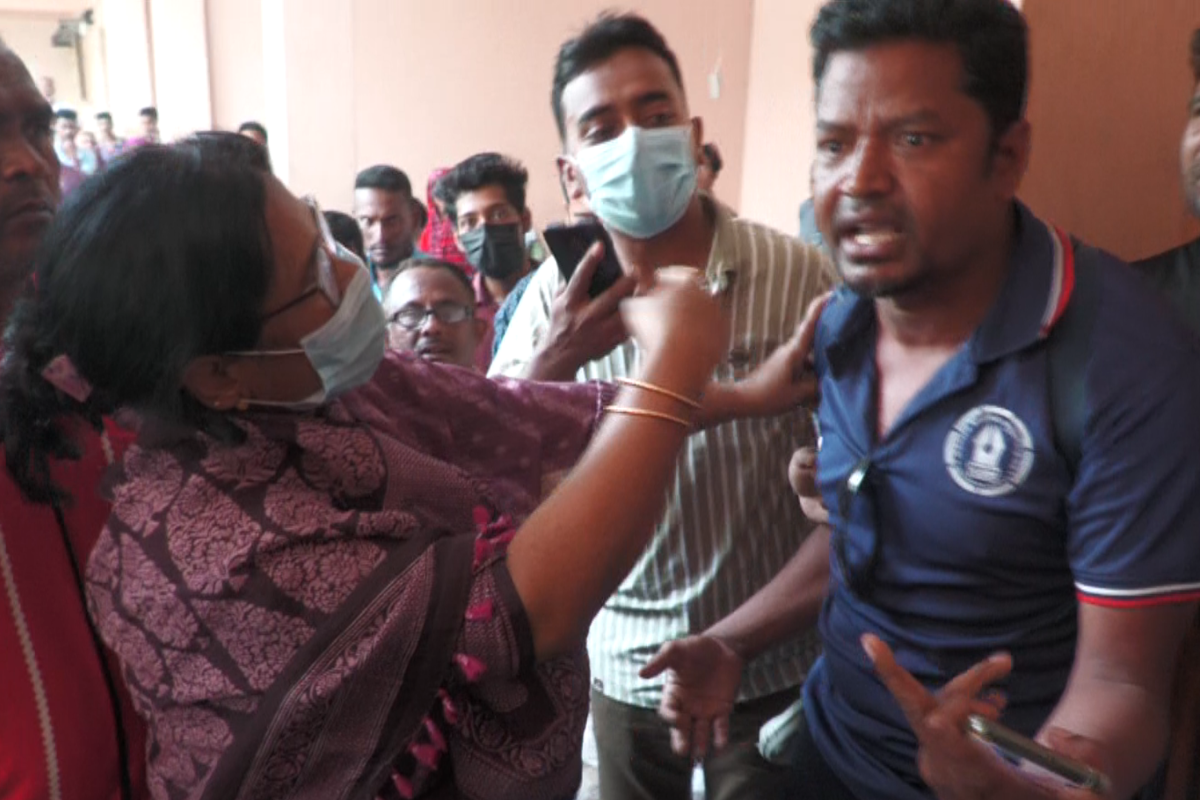 ভিজিএফের চাল বিতরণে অনিয়মের ছবি তুলতে গিয়ে মেয়র কর্তৃক লাঞ্চিত সাংবাদিক