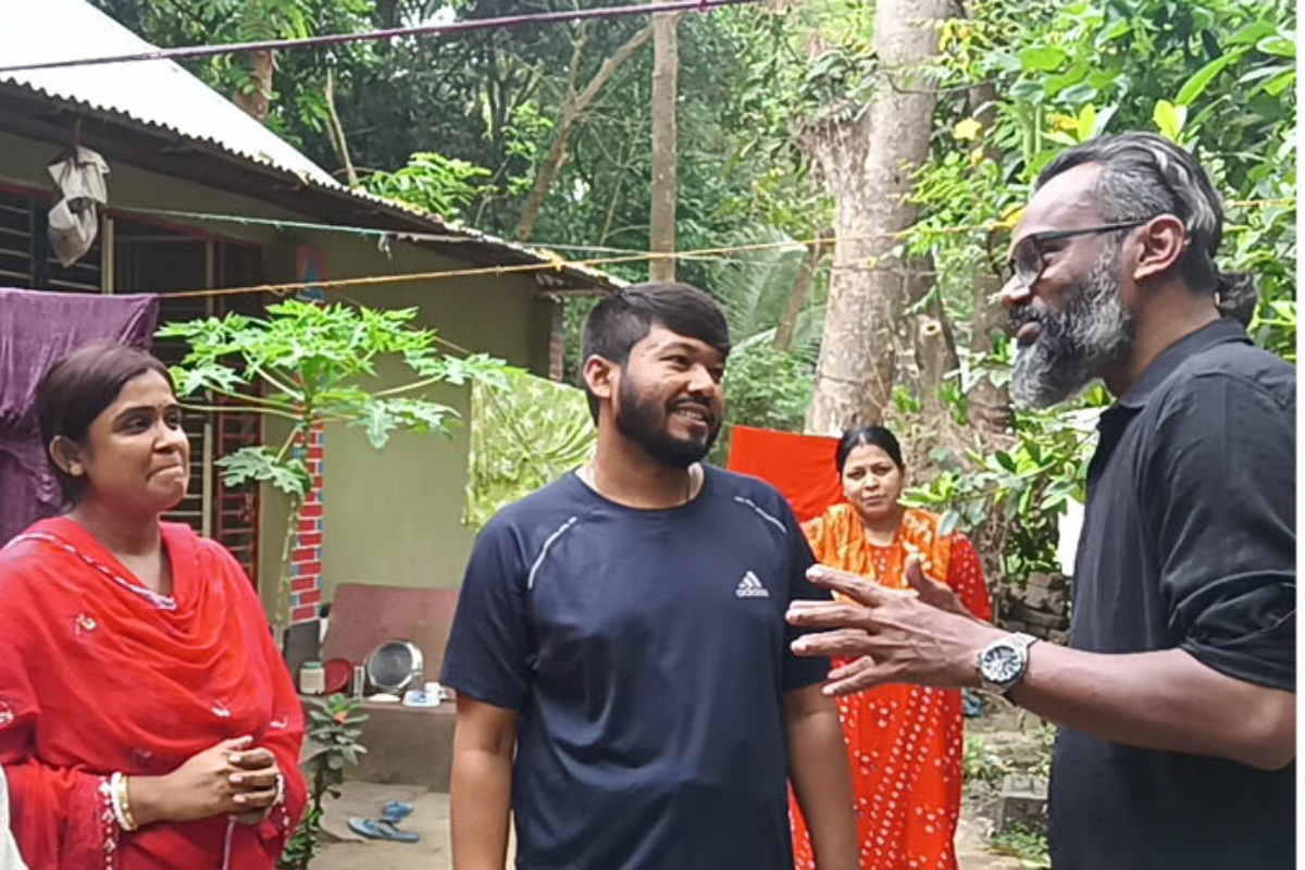জমি জিতলেন নড়াইলের দেবাশীষ, হেলিকপ্টারে এসে সুখবর দিলেন সুখন