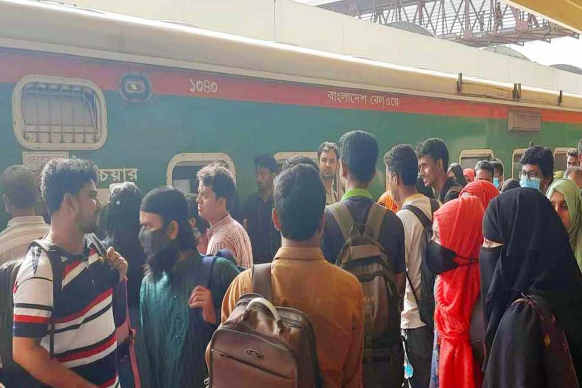 কমলাপুরে ঘরমুখো মানুষের ভিড়