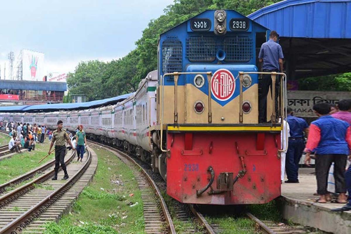 ঈদযাত্রার ট্রেন ছাড়তে দেরি, ভোগান্তিতে যাত্রীরা