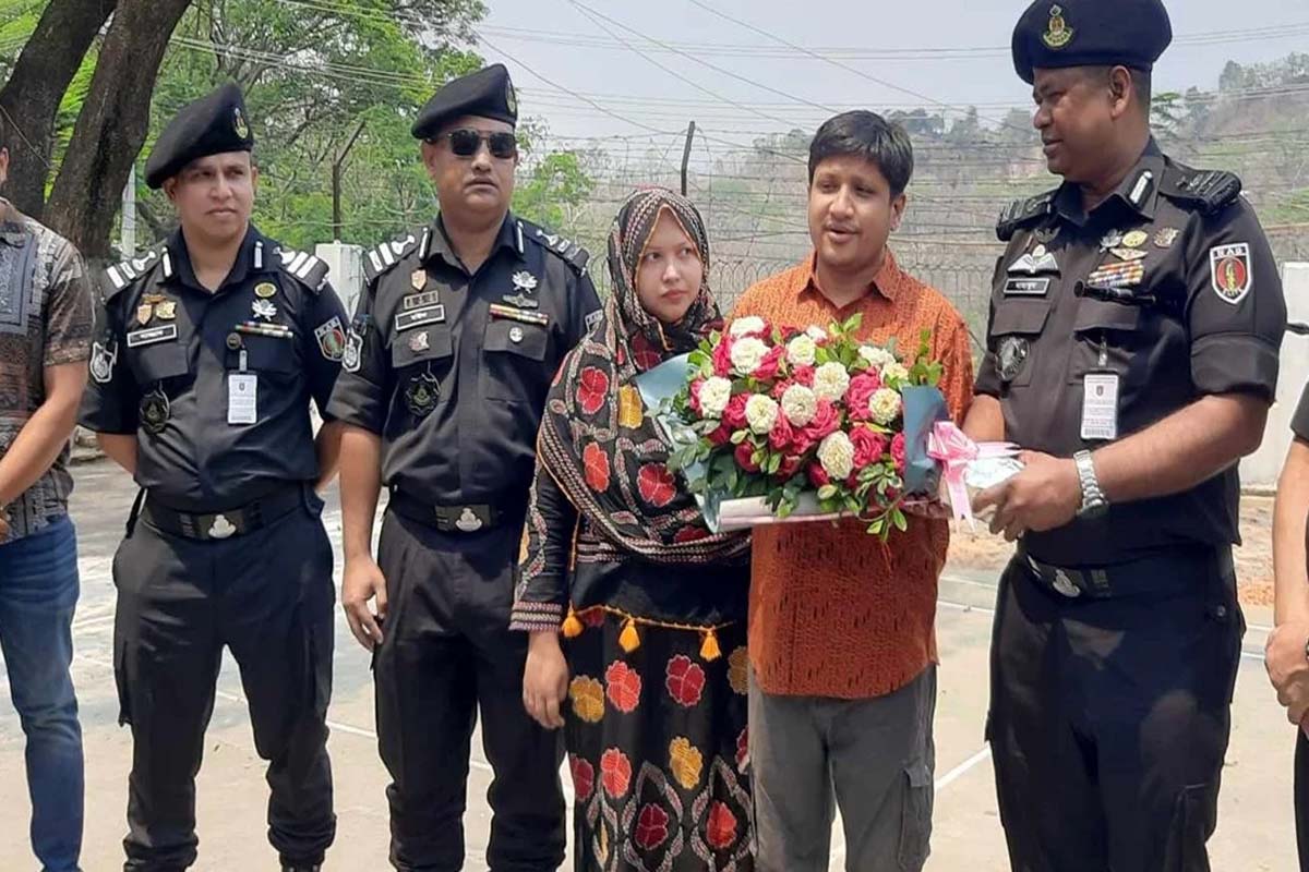 বান্দরবানে অপহৃত সোনালী ব্যাংক ম্যানেজার ফিরলেন পরিবারের কাছে