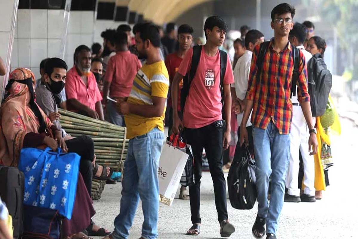 কমলাপুরে বেড়েছে ঘরমুখো মানুষের ভিড়