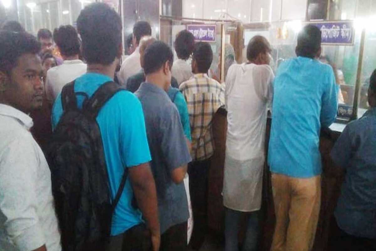 মহাব্যস্ত ব্যাংকপাড়া, লাইন লাগছে বুথেও