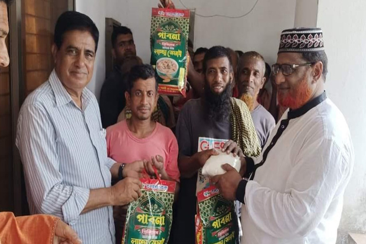 হিলি স্থলবন্দরের শ্রমিকদের মাঝে সেমাই-চিনি বিতরণ