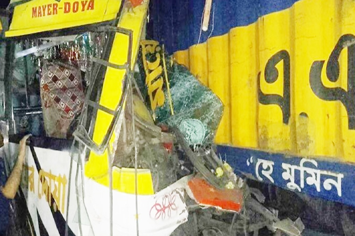 চৌদ্দগ্রামে কাভার্ডভ্যানের পেছনে বাসের ধাক্কা, নারী নিহত