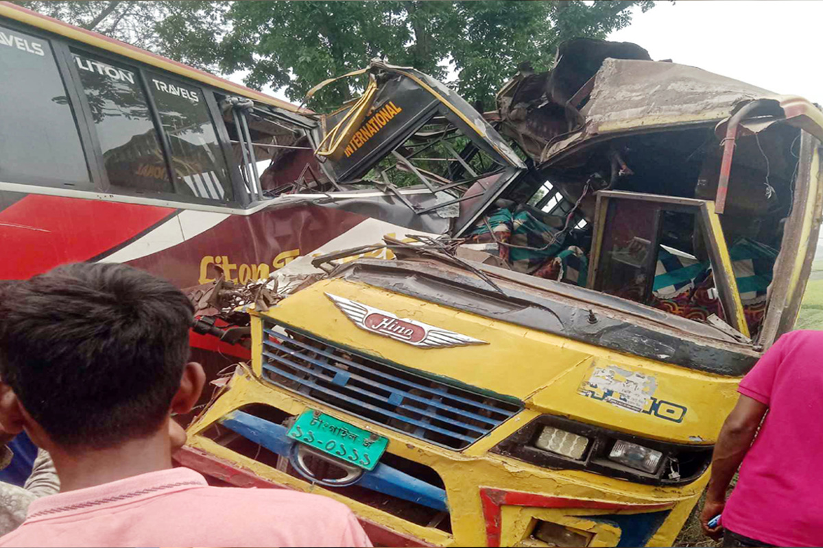নড়াইলে দুই বাসের মুখোমুখি সংঘর্ষে নিহত ১, আহত ২০