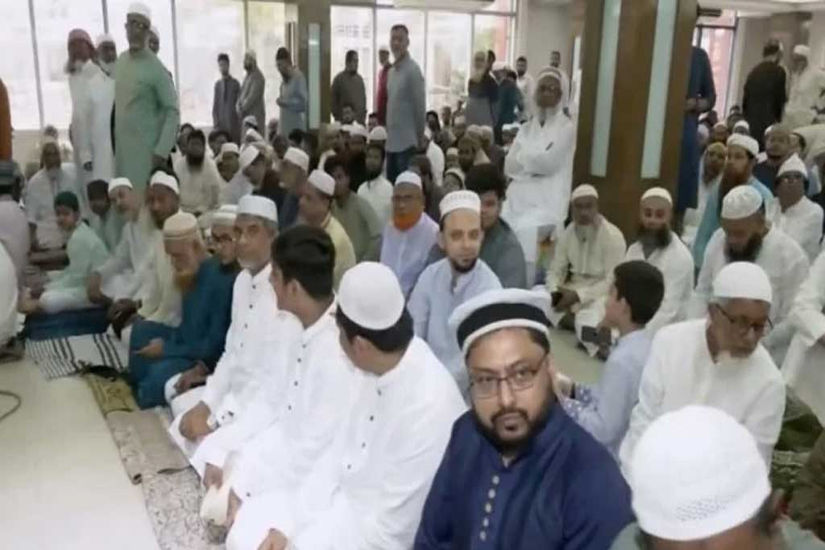 রাজধানীর পান্থপথে ঈদুল ফিতরের নামাজ আদায়