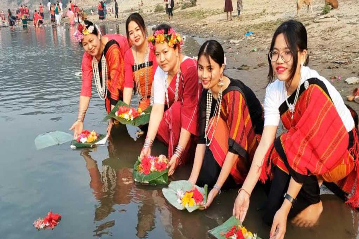 বান্দরবানে নদীতে ফুল ভাসিয়ে বিজু উৎসব শুরু