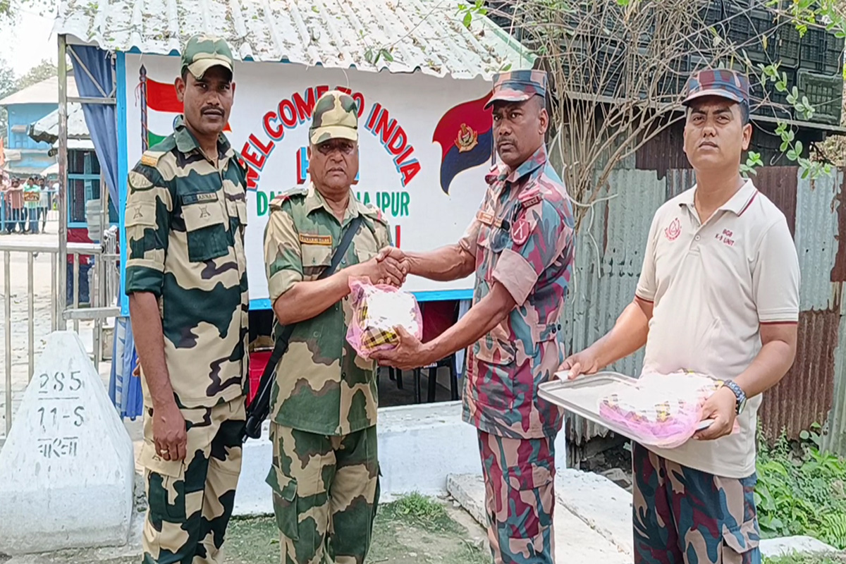 বাংলা নববর্ষ : হিলি সীমান্তে বিজিবি-বিএসএফের মিষ্টি বিনিময়
