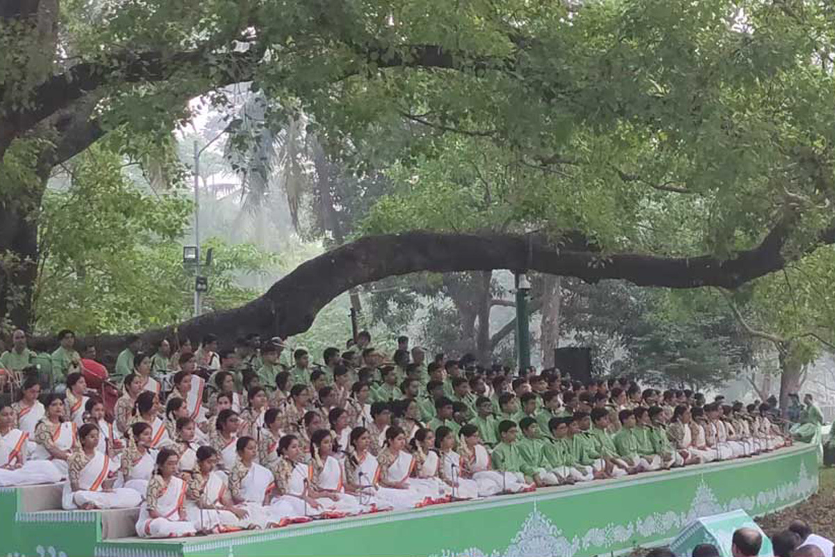 আহির ভৈরব রাগে বাঁশির সুরে বর্ষবরণ শুরু রমনার বটমূলে