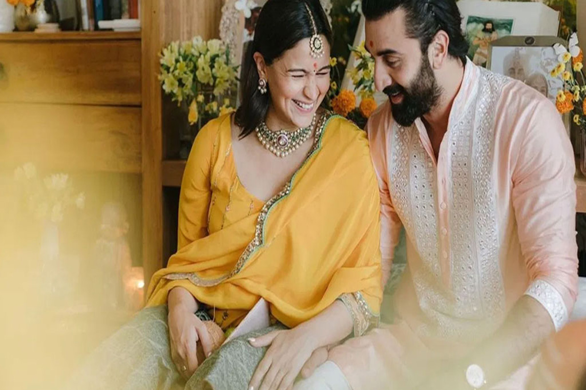 বিবাহবার্ষিকীতে বরকে শুভেচ্ছা জানিয়ে যা লিখলেন আলিয়া