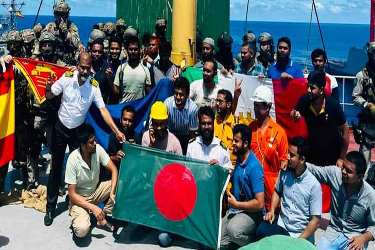 মুক্ত দুই নাবিক ফিরবেন বিমানে, বাকিরা জাহাজে
