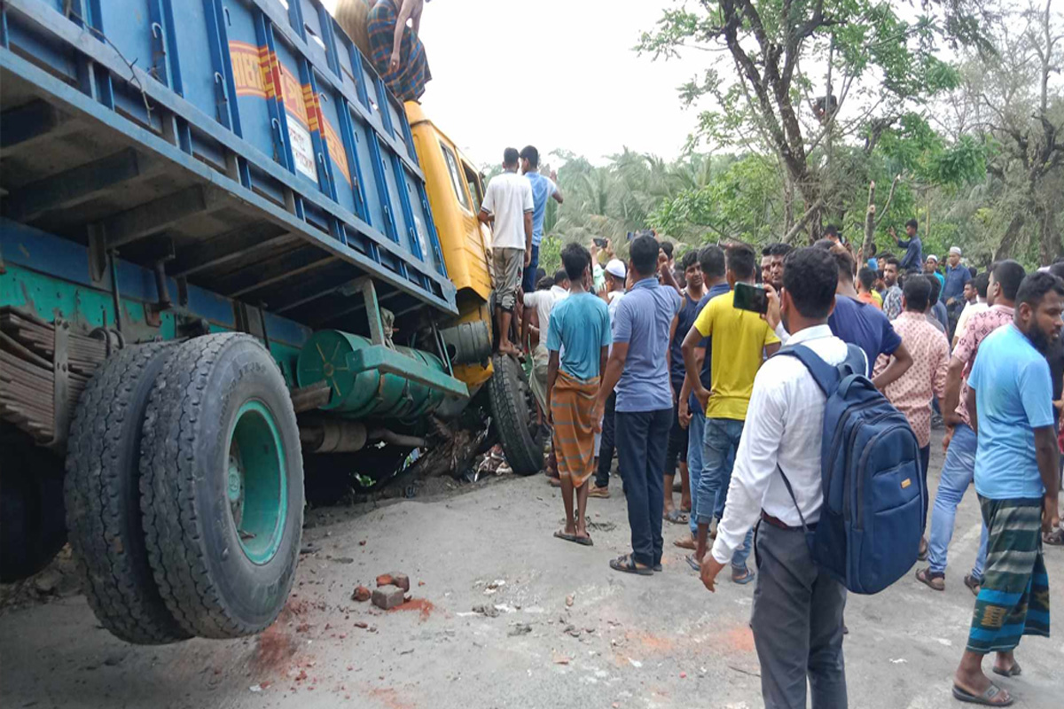 ঝালকাঠিতে ট্রাক-প্রাইভেটকার-অটোরিকশার সংঘর্ষ, নিহত ১২