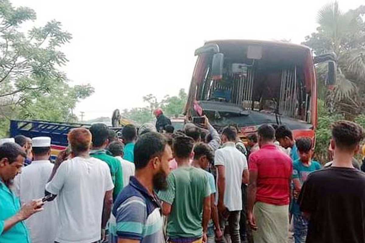 ফরিদপুরে বাস ও পিকআপের মুখোমুখি সংঘর্ষ, নিহত ১১