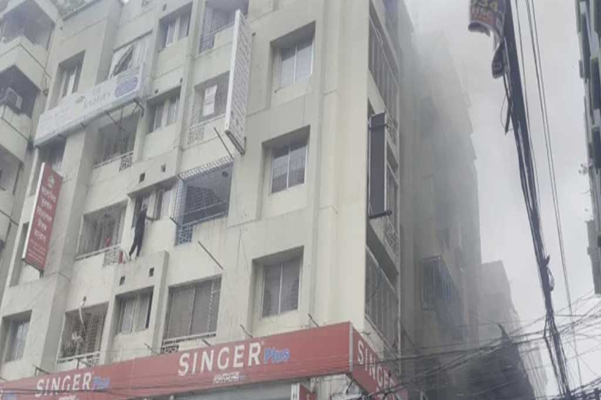 রাজধানীর বনশ্রীতে আবাসিক ভবনে আগুন