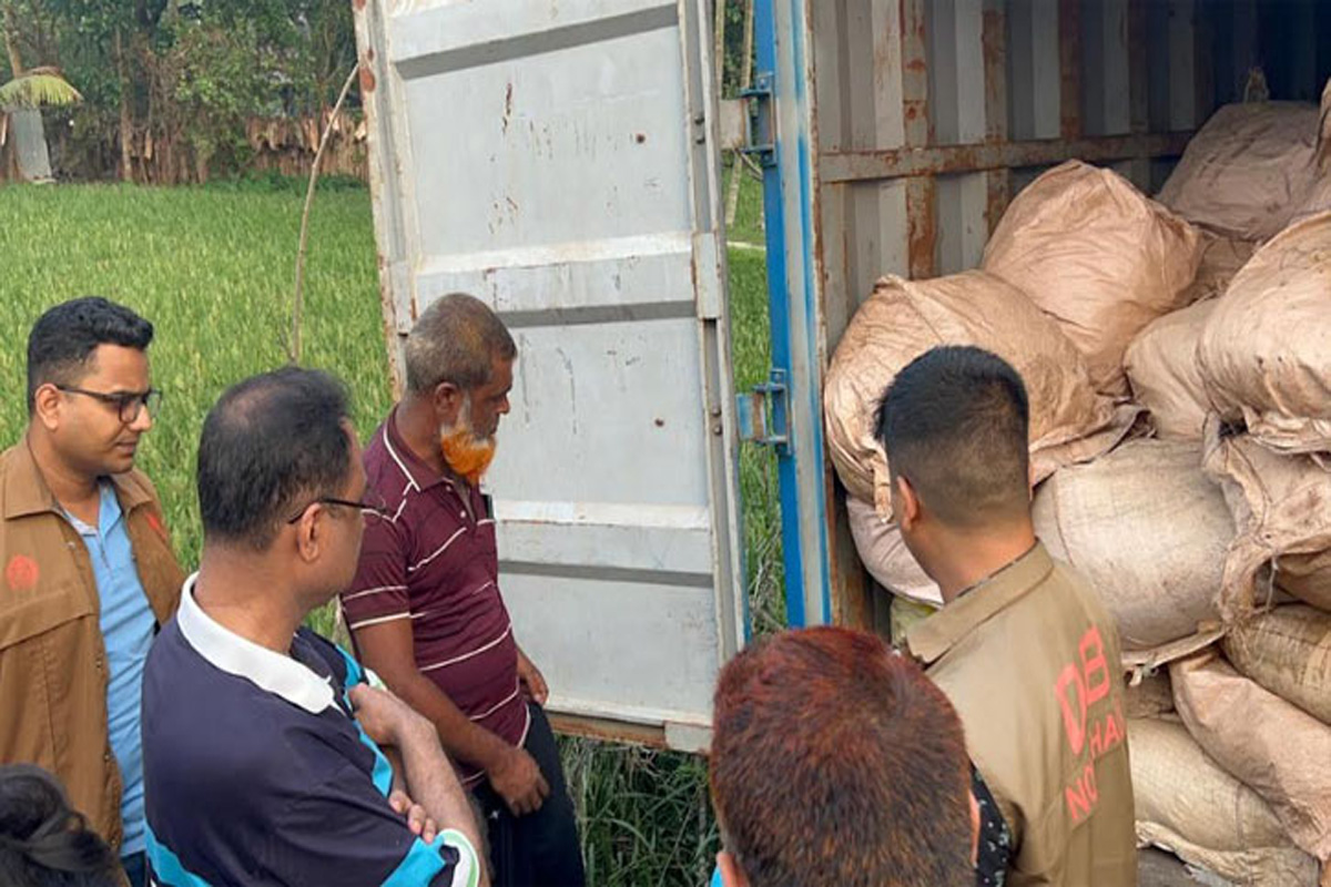 হাতিয়ায় কাভার্ডভ্যান বোঝাই ২টন কফি পাউডারসহ আটক ২