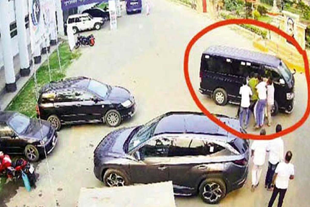 চেয়ারম্যান প্রার্থীকে অপহরণে ব্যবহৃত মাইক্রোবাস উদ্ধার, যা মিলল