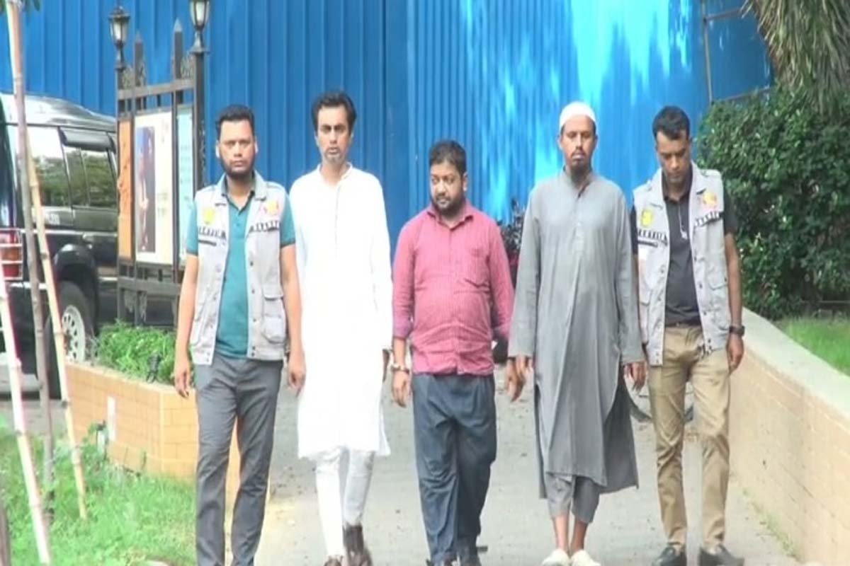 মিথ্যা তথ্য ছড়িয়ে পুঁজিবাজারের বিনিয়োগকারীদের প্রভাবিত করত তারা