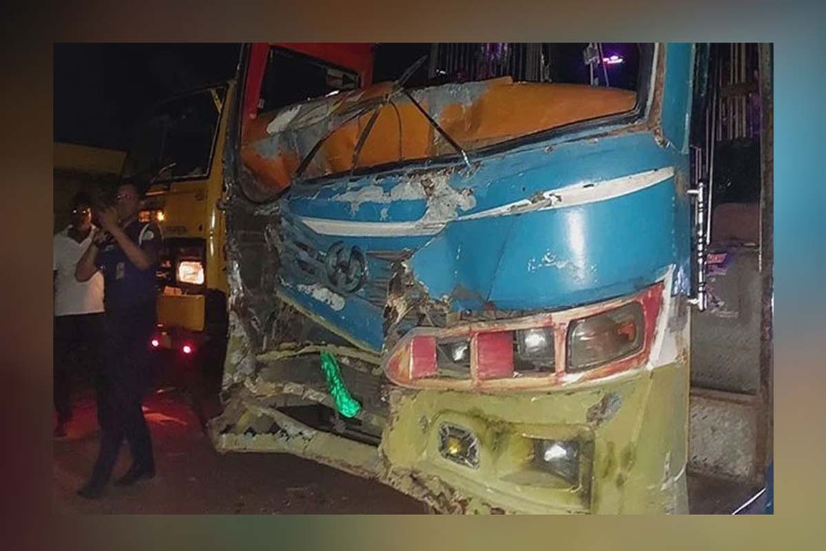 বাসের ধাক্কায় ফেরিতে থাকা ৪ মোটরসাইকেল নদীতে
