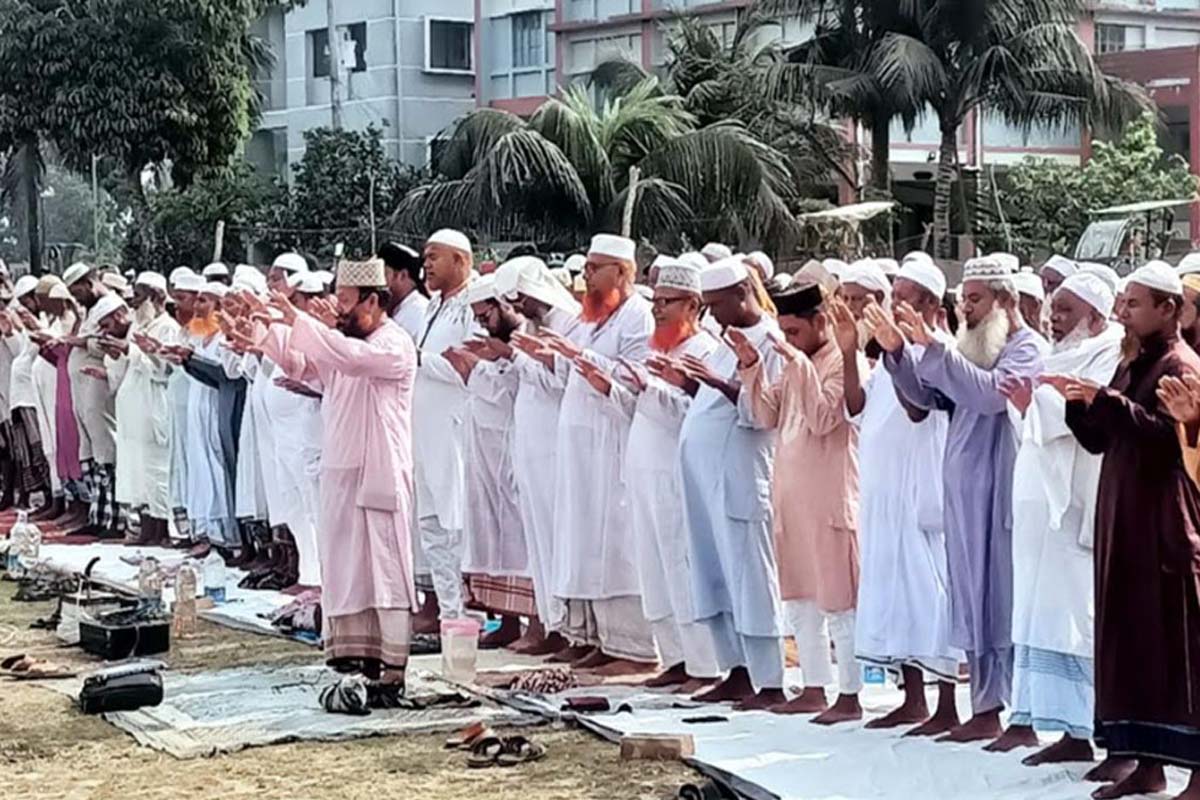 কুয়াকাটায় ইসতিসকার নামাজ আদায়