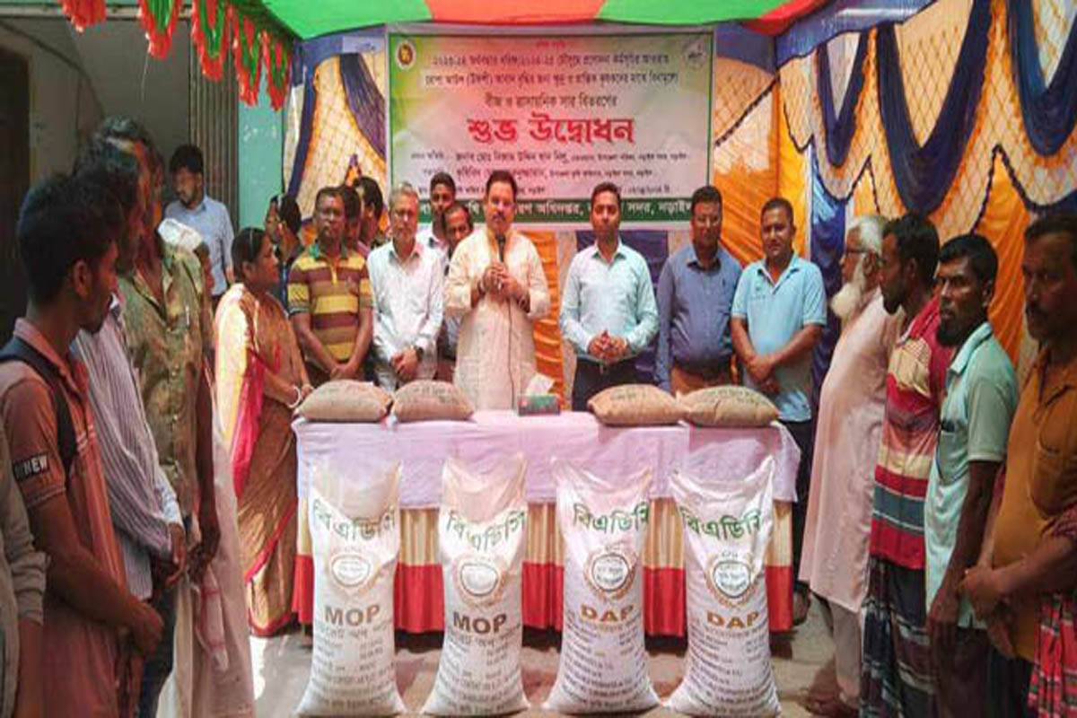 নড়াইলে কৃষকদের মাঝে বিনামূল্যে ধানের বীজ ও সার বিতরণ
