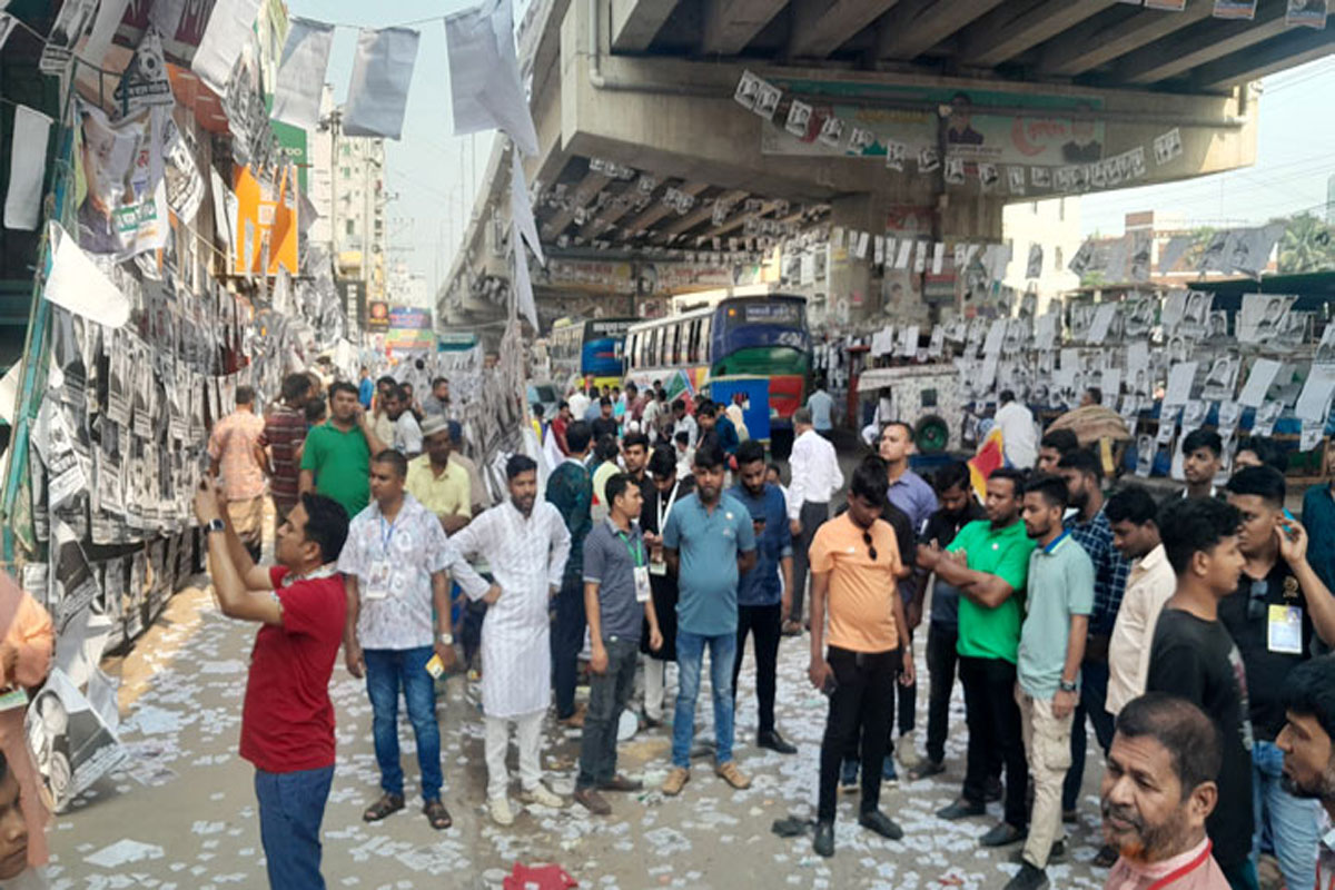 ভোটকেন্দ্রের ভেতরে ফাঁকা, বাইরে জটলা